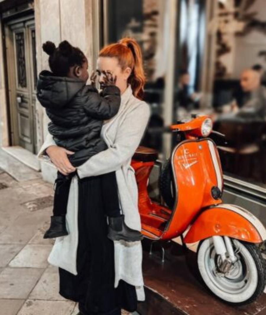 Οι κουμπαριές των Ελλήνων celebrities: Αυτοί είναι οι 6 νονοί και τα διάσημα βαφτιστήρια τους που περιμένουν λαμπάδα