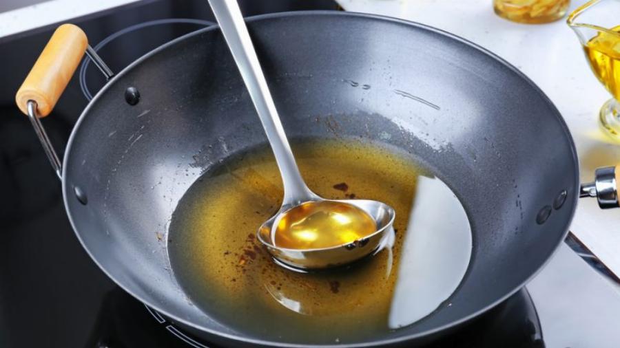 Πού πρέπει να ρίχνουμε το λάδι μετά από το μαγείρεμα στο σπίτι