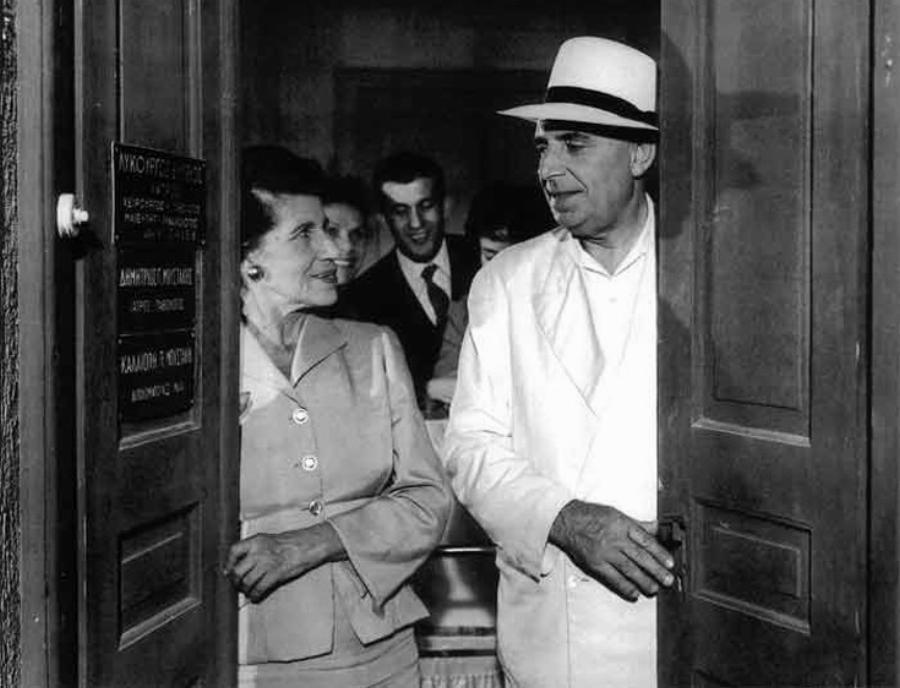 Ορέστης Μακρής: Ο «μπεκρής» του σινεμά, που δεν έπινε γουλιά, η σπουδές στη μουσική, ο λόγος που εγκατέλειψε την υποκριτική και το άδοξο τέλος