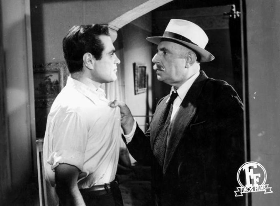 Ορέστης Μακρής: Ο «μπεκρής» του σινεμά, που δεν έπινε γουλιά, η σπουδές στη μουσική, ο λόγος που εγκατέλειψε την υποκριτική και το άδοξο τέλος