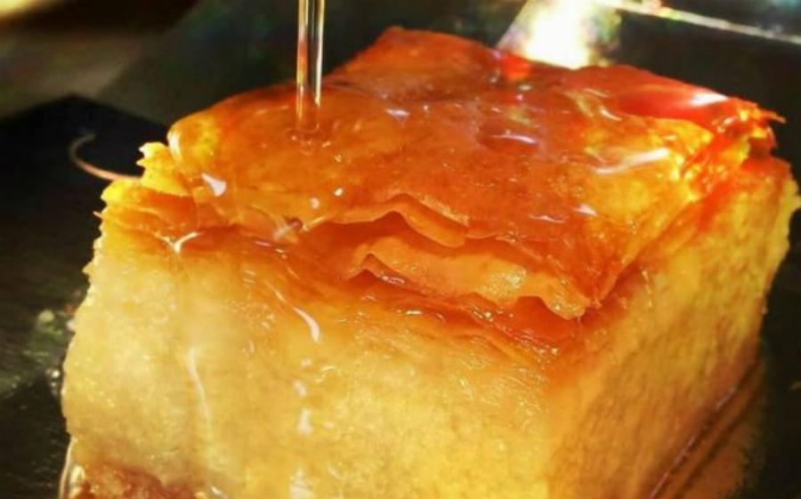 Το κορυφαίο γαλακτομπούρεκο, που κάνει την Αθήνα να παραμιλά: Ουρές καθημερινά, για ένα κομμάτι του