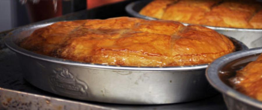 Το κορυφαίο γαλακτομπούρεκο, που κάνει την Αθήνα να παραμιλά: Ουρές καθημερινά, για ένα κομμάτι του