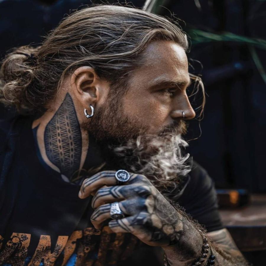 Απίστευτη Ιστορία: Παχύσαρκος νεαρός έχασε 75 κιλά, άφησε μούσι, μάκρυνε το μαλλί, έκανε τατουάζ και έγινε περιζήτητο μοντέλο