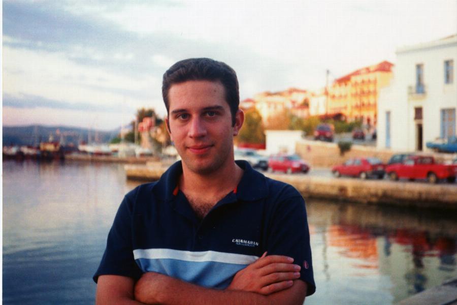 Πάνος Μυλωνάς: Ο 22χρονος που έχασε άδικα τη ζωή του στην εθνική οδό, ο αγώνας της μητέρας του και το τούνελ που έχει πάρει το όνομά του