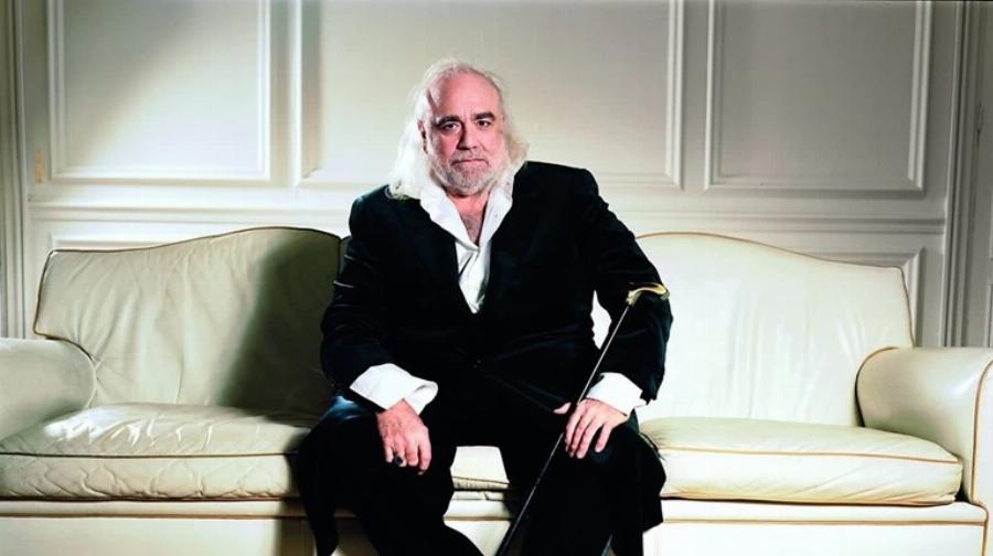 Ντέμης Ρούσσος: Η παγκόσμια καριέρα, οι δύο γάμοι, οι 5 γυναίκες, ο παραμυθένιος πύργος, η βαριά αρρώστια και το τέλος στο νοσοκομείο