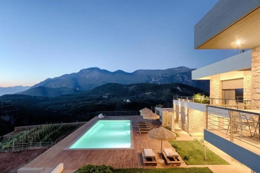 Πλούσιο πρωινό, πισίνα, θέα, μποστάνι: Αuτό είναι το υπέροχο ξενοδοχείο των Σταυροπούλου και Χατζηπαναγιώτη