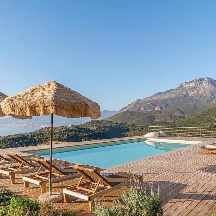 Πλούσιο πρωινό, πισίνα, θέα, μποστάνι: Αuτό είναι το υπέροχο ξενοδοχείο των Σταυροπούλου και Χατζηπαναγιώτη