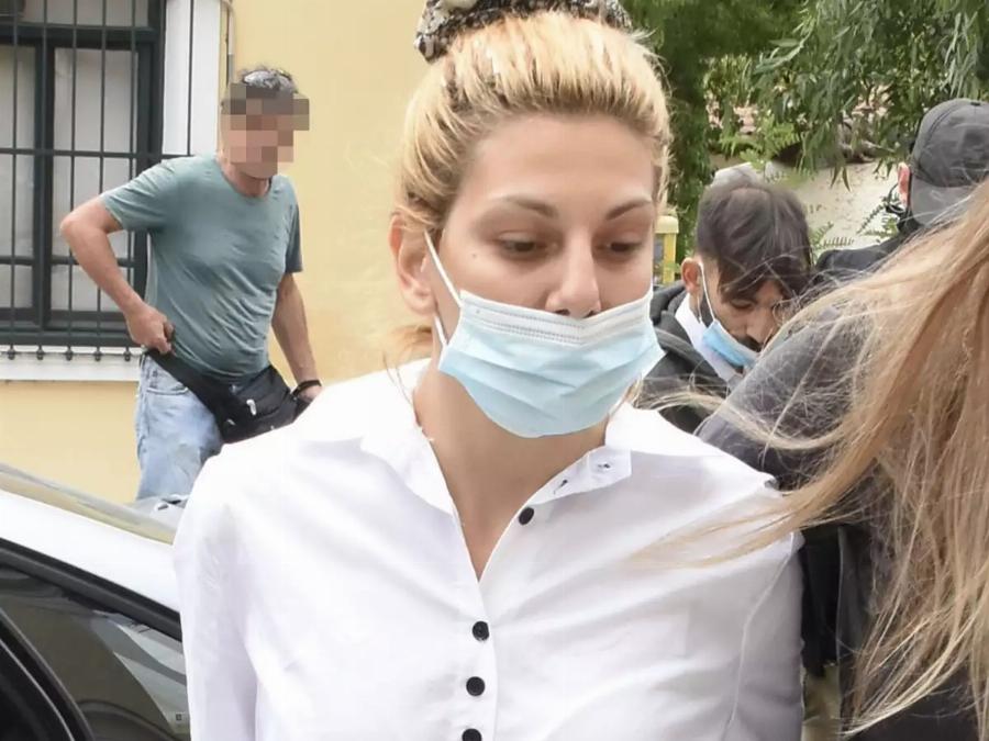 Γονατιστή στην Παναγία της Τήνου η Έλενα Πολυχρονοπούλου μετά την αποφυλάκισή της