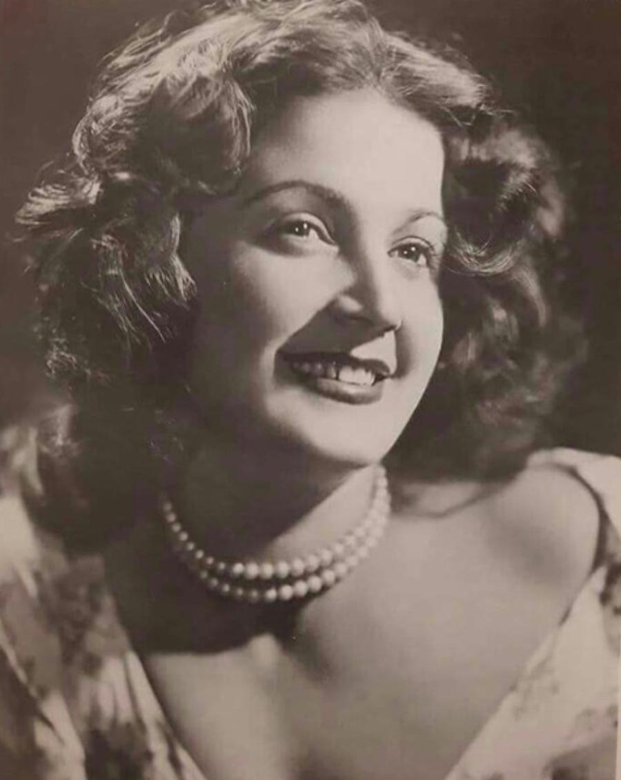 Ρένα Βλαχοπούλου: Ο θυελλώδης έρωτας με Έλληνα ποδοσφαιριστή και οι σπάνιες φωτογραφίες από το παρελθόν και την ηλικία των 20