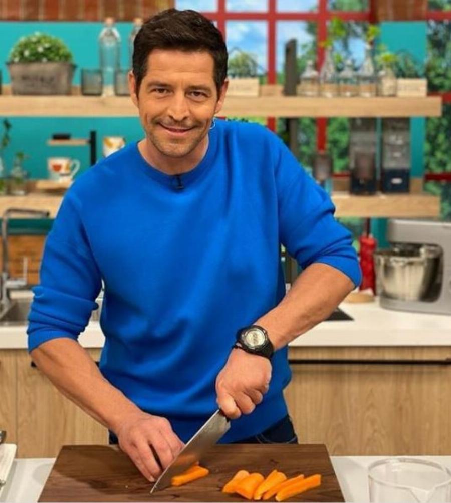 Απόστολος Ρουβάς: Το διαζύγιο των γονιών του, η σύγκριση με τον Σάκη, η απόφαση να φύγει από το νησί που γεννήθηκε και ο έρωτας στη ζωή του