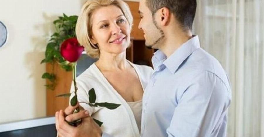 «Είμαι 56 ετών και χήρα. Μου ζητάει επίμονα να βγούμε ένας 30χρονος. Να δεχτώ;»