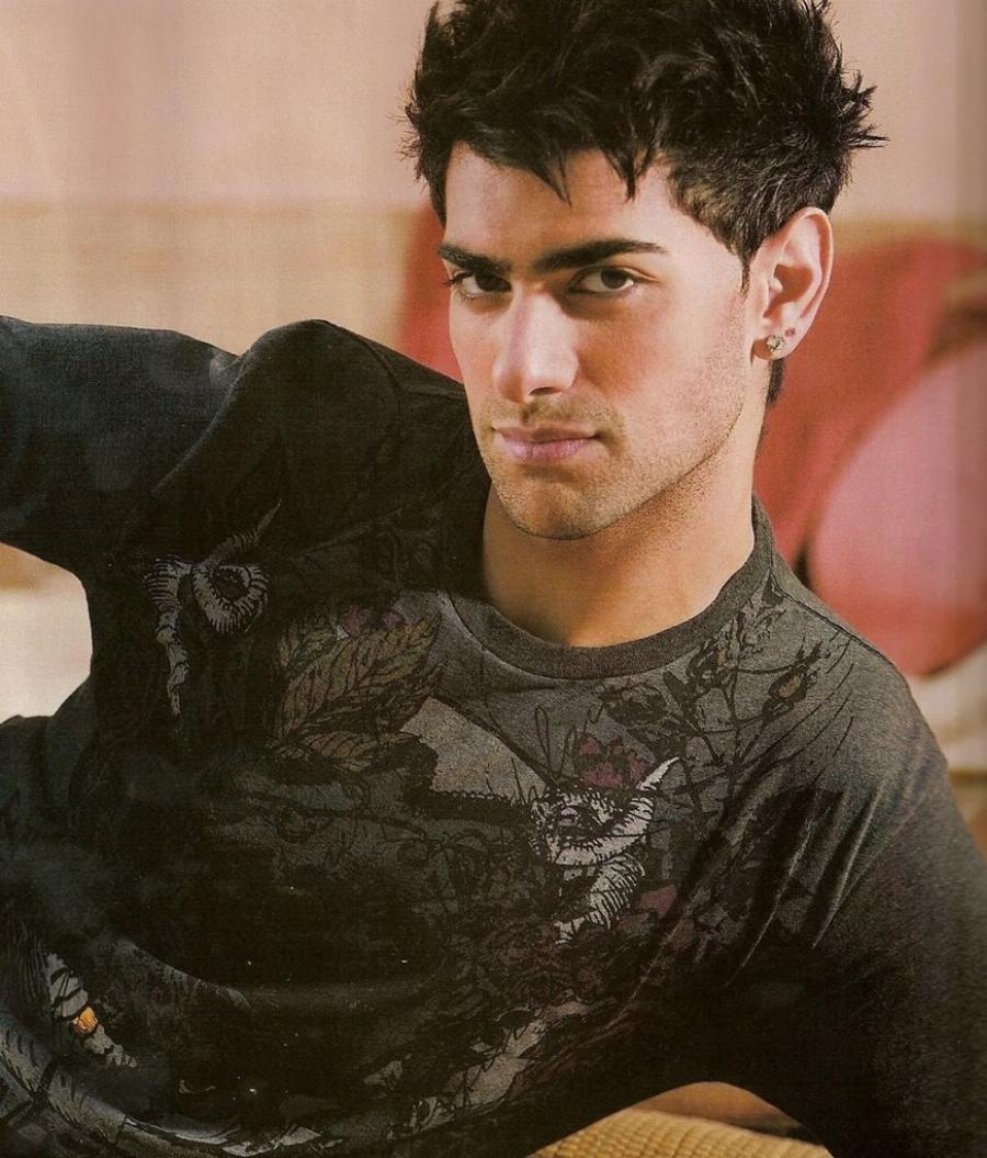 Σαρμπέλ: Ολόκληρο το όνομα, ο όγκος στις φωνητικές χορδές, η κούκλα σύζυγος, η νέα ζωή στο Λονδίνο και η αγνώριστη εικόνα