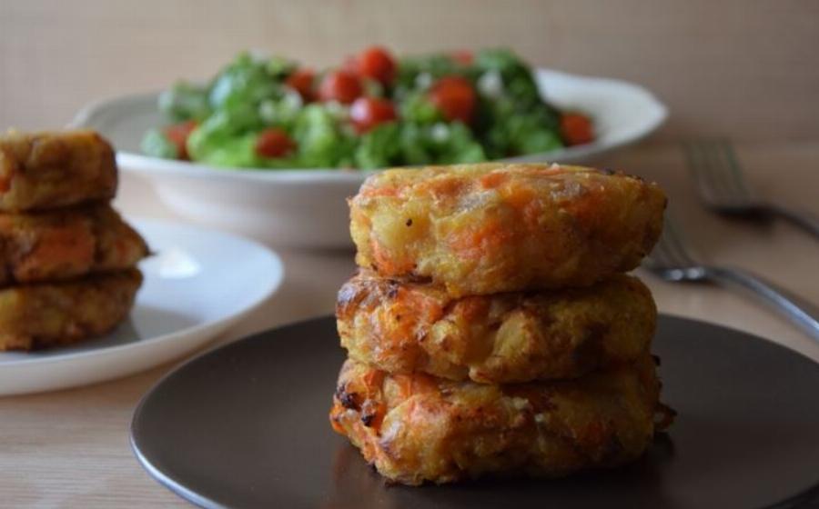 Πεντανόστιμη συνταγή: Γρήγορα και εύκολο μπιφτέκια με σελινόριζα – Αφράτα και ζουμερά για το τραπέζι της Κυριακής