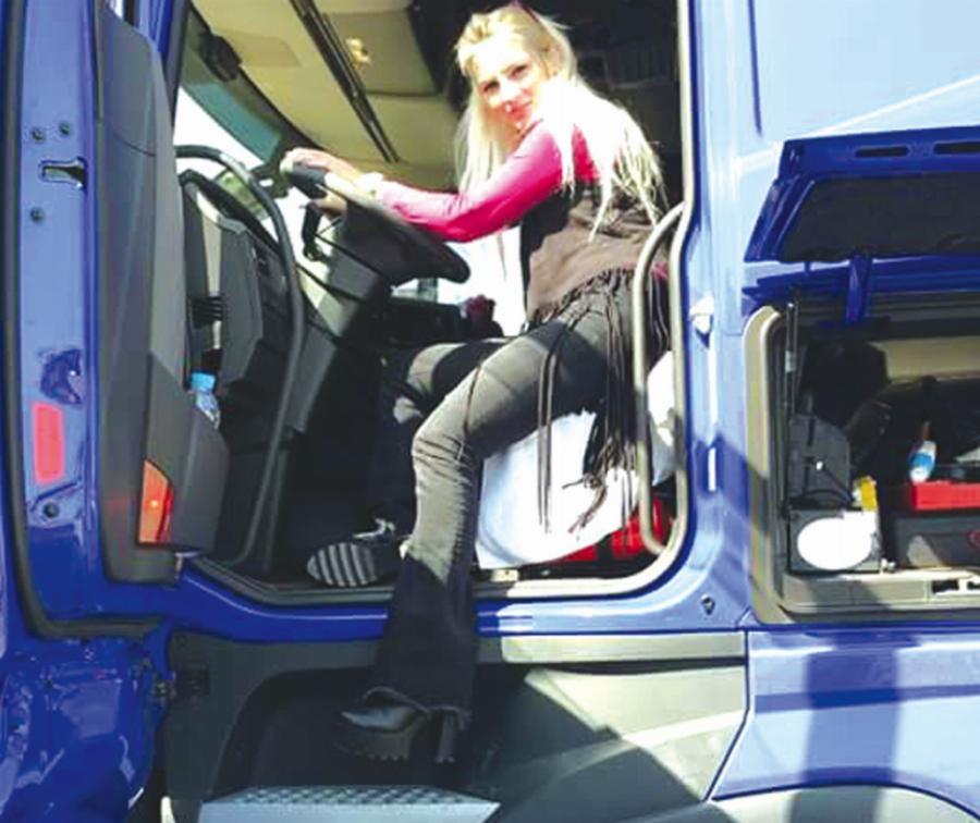 Σοφία Κουτσούκου: Νέα, πανέμορφη, μορφωμένη και νταλικιέρισσα