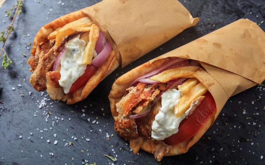 Έρχονται νέες αυξήσεις: Στα 4 ευρώ το σουβλάκι μέσα στο καλοκαίρι