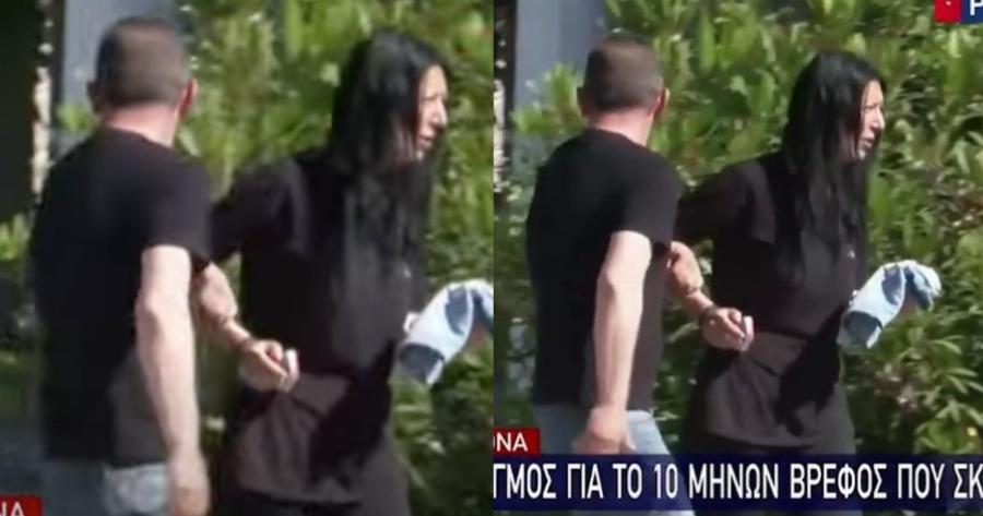 Σκηνές αρχαίας τραγωδίας: Με ένα ρουχαλάκι του στα χέρια της, υποβασταζόμενη, η μητέρα του βρέφους στην κηδεία