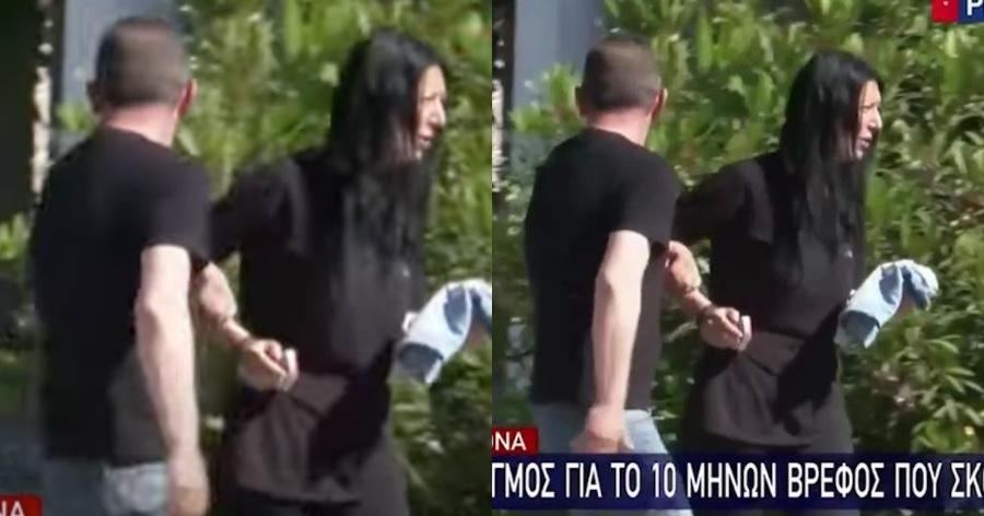 Σκηνές αρχαίας τραγωδίας: Με ένα ρουχαλάκι του στα χέρια της, υποβασταζόμενη, η μητέρα του βρέφους στην κηδεία