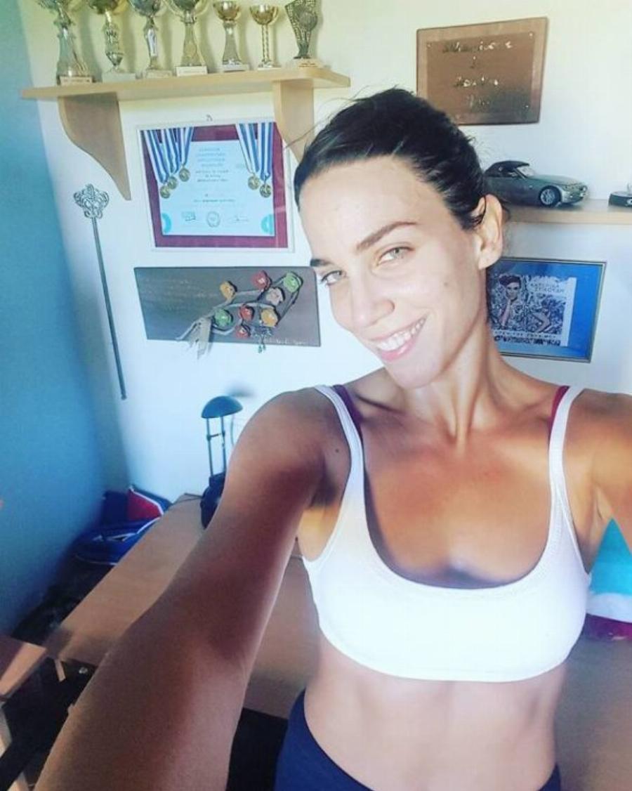 Κατερίνα Στικούδη: Το μαμαδίστικο σπίτι, ο ζεστός χώρος, τα δύο πιάνα στο σαλόνι, που κλέβουν την παράσταση και τα κλασικά έπιπλα