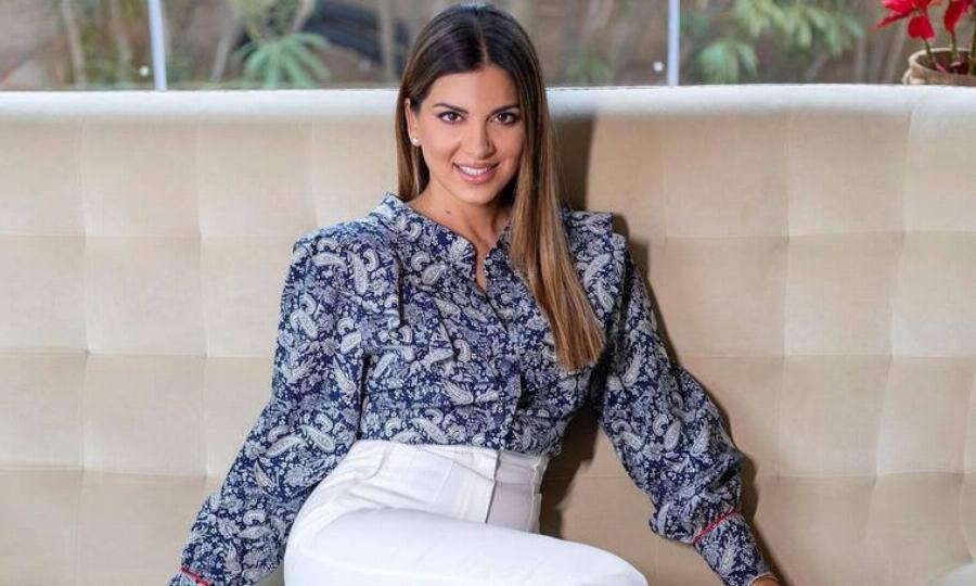 Σταματίνα Τσιμτσιλή: Έντονες αντιδράσεις για τη φωτογραφία της που πατάει τον σκύλο στην εκπομπή της