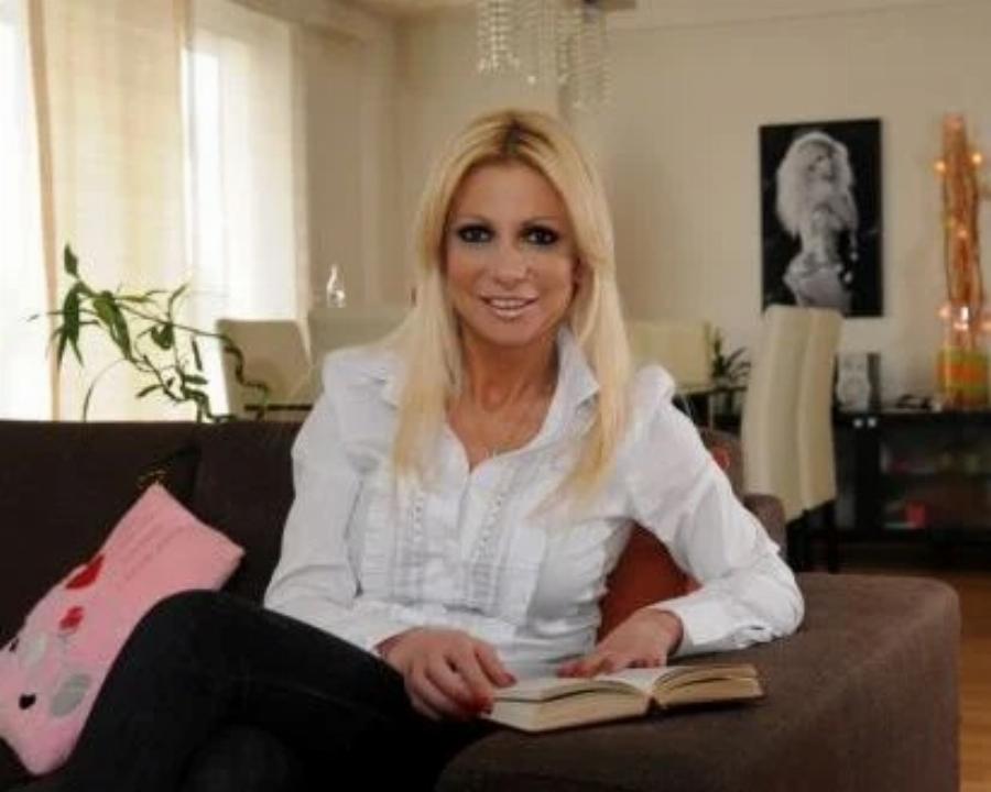 Στέλλα Μπεζεντάκου: Το τέλος στο τραγούδι, ο ευτυχισμένος γάμος που την άλλαξε, οι κρίσεις πανικού και η ατυχή εγκυμοσύνη