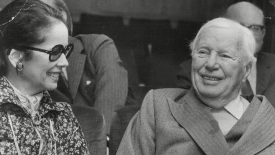 Τσάρλι Τσάπλιν: Η δυσκολία των παιδικών χρόνων, οι 4 γάμοι, η διαφορά ηλικίας με τη σύζυγό του και τα τελευταία Χριστούγεννα πριν φύγει από τη ζωή