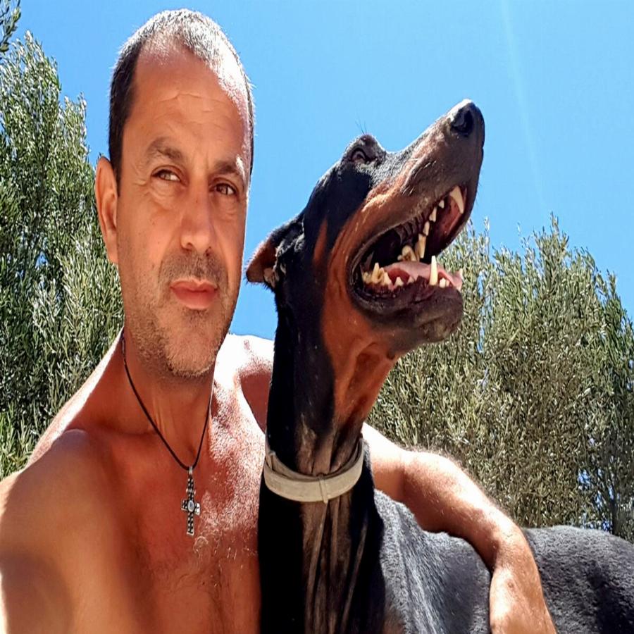 Τάκης Προεστάκης: Ο Έλληνας που τα παράτησε όλα, ξόδεψε 180.000€ για τα αδέσποτα και αποθεώθηκε από τη διεθνή κοινότητα