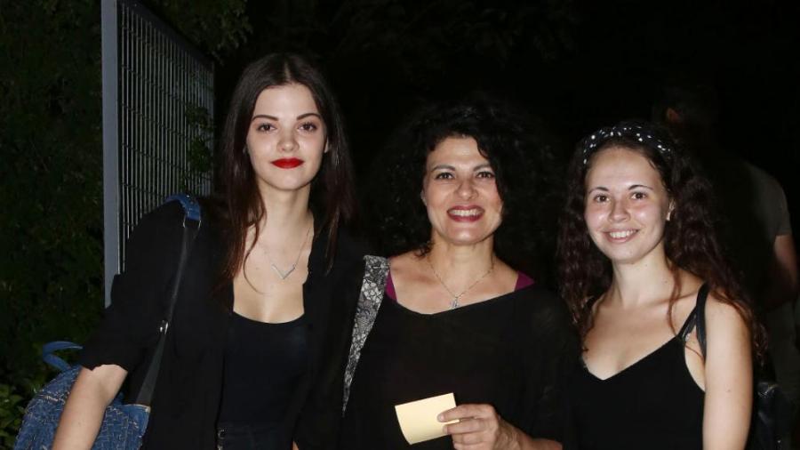 Τάνια Τρύπη: Η πραγματική ηλικία, η σχέση με την Αλίκη Βουγιουκλάκη, ο σύζυγος που βρέθηκε νεκρός στο σπίτι, οι 2 κόρες και το διαζύγιο από τον Καζάκο