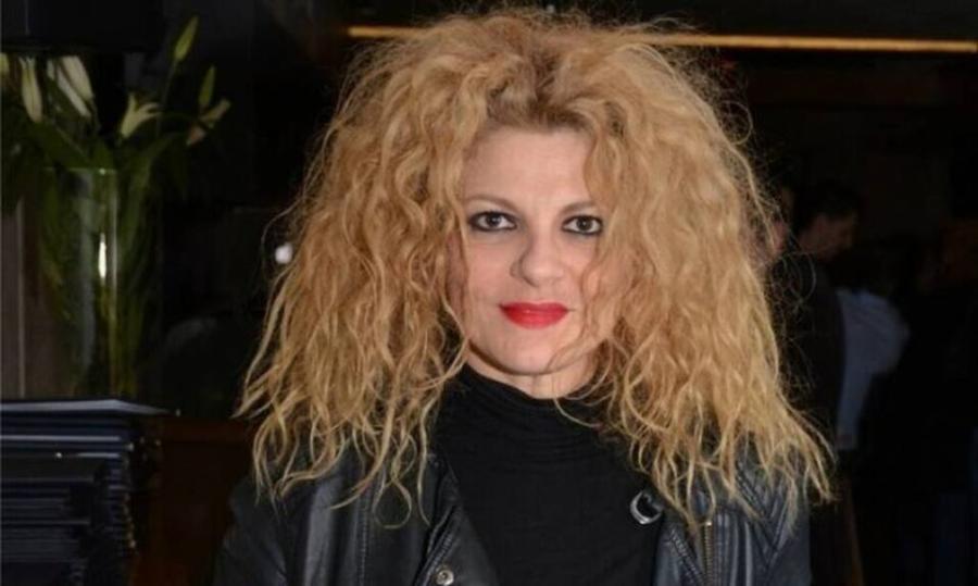 Τάνια Τρύπη: Η πραγματική ηλικία, η σχέση με την Αλίκη Βουγιουκλάκη, ο σύζυγος που βρέθηκε νεκρός στο σπίτι, οι 2 κόρες και το διαζύγιο από τον Καζάκο