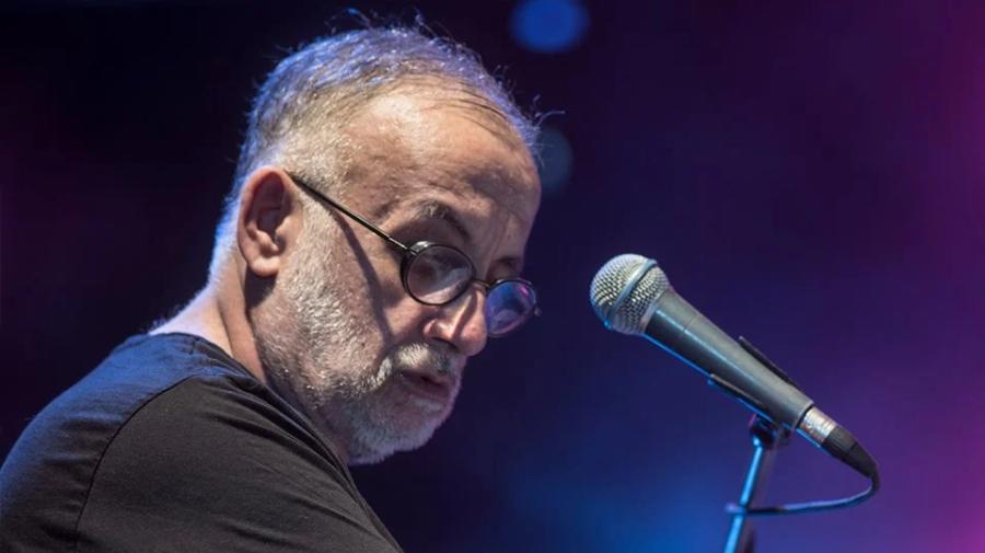 Θάνος Μικρούτσικος: H δολοφονία που τον στοίχειωσε, οι τρεις γάμοι, η μάχη με τον καρκίνο και το μήνυμα λίγο πριν το τέλος