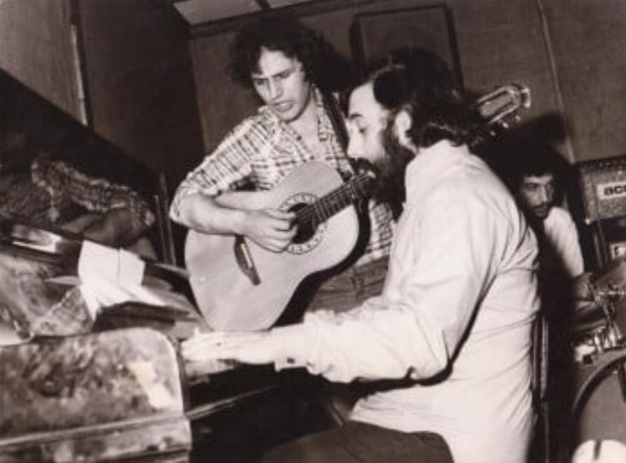 Θάνος Μικρούτσικος: H δολοφονία που τον στοίχειωσε, οι τρεις γάμοι, η μάχη με τον καρκίνο και το μήνυμα λίγο πριν το τέλος