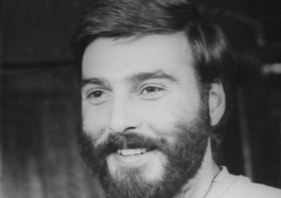 Θεόδωρος Έξαρχος: Η ενασχόληση με τη δημοσιογραφία, οι 60 ταινίες, η αναπηρία του γιου, η μανία με τα γραμματόσημα και το μοναχικό τέλος