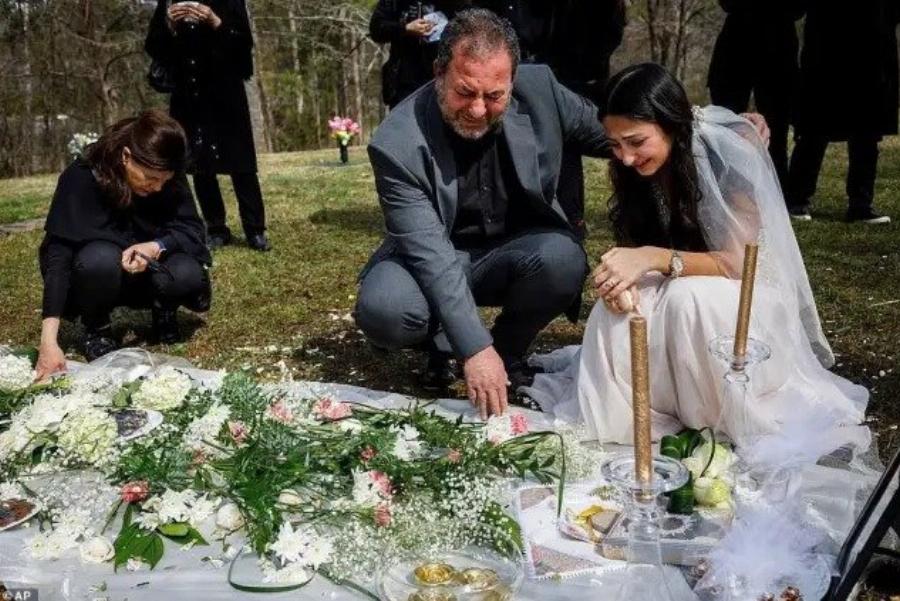 Ασύλληπτος θρήνος: Ντύθηκε νύφη και πήγε στον τάφο του αρραβωνιαστικού της την ημέρα που είχαν κανονίσει να παντρευτούν