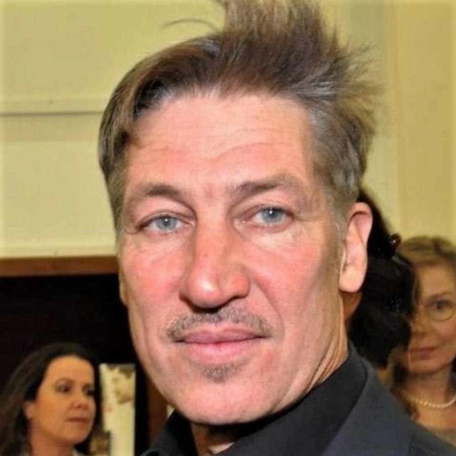 «Υπαστυνόμος Ρεξ»: Ο δημοφιλής αστυνομικός Μόζερ, είναι αγνώριστος και με μουστάκι 16 χρόνια μετά το τέλος της σειράς