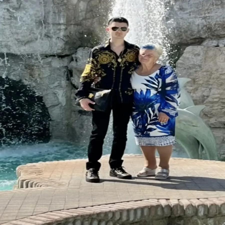 19χρονος έκανε πρόταση γάμου στην 76χρονη σύντροφό του: Το ζευγάρι με τα 57 χρόνια διαφορά