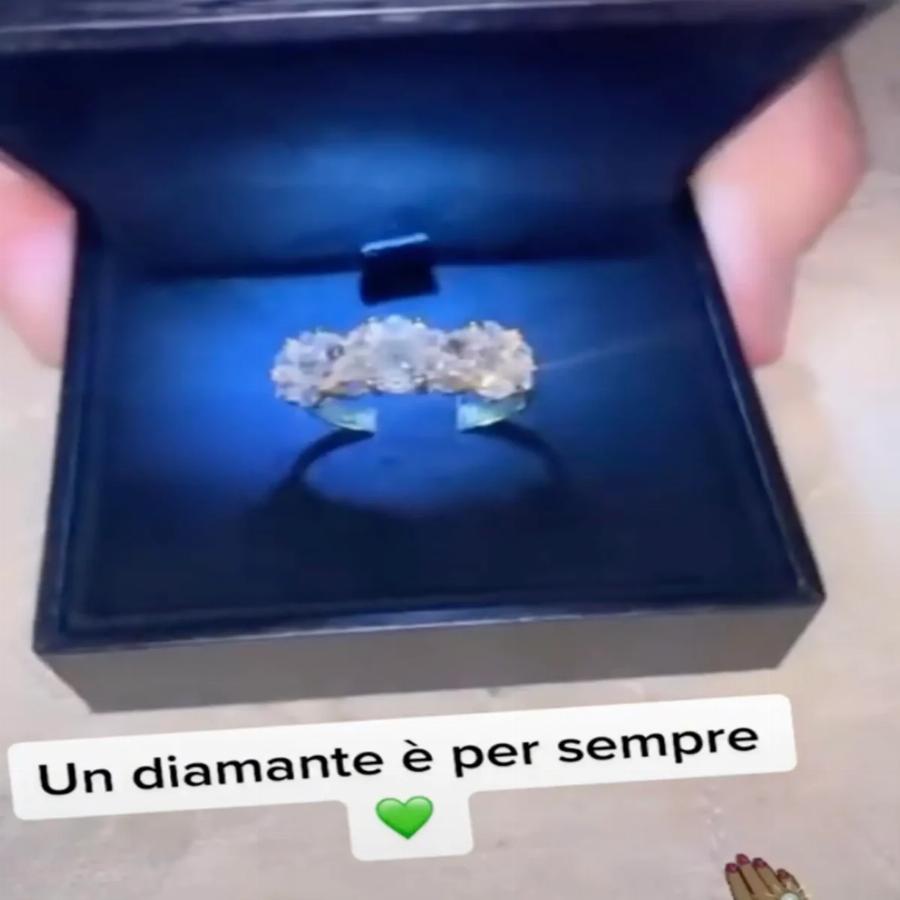 19χρονος έκανε πρόταση γάμου στην 76χρονη σύντροφό του: Το ζευγάρι με τα 57 χρόνια διαφορά