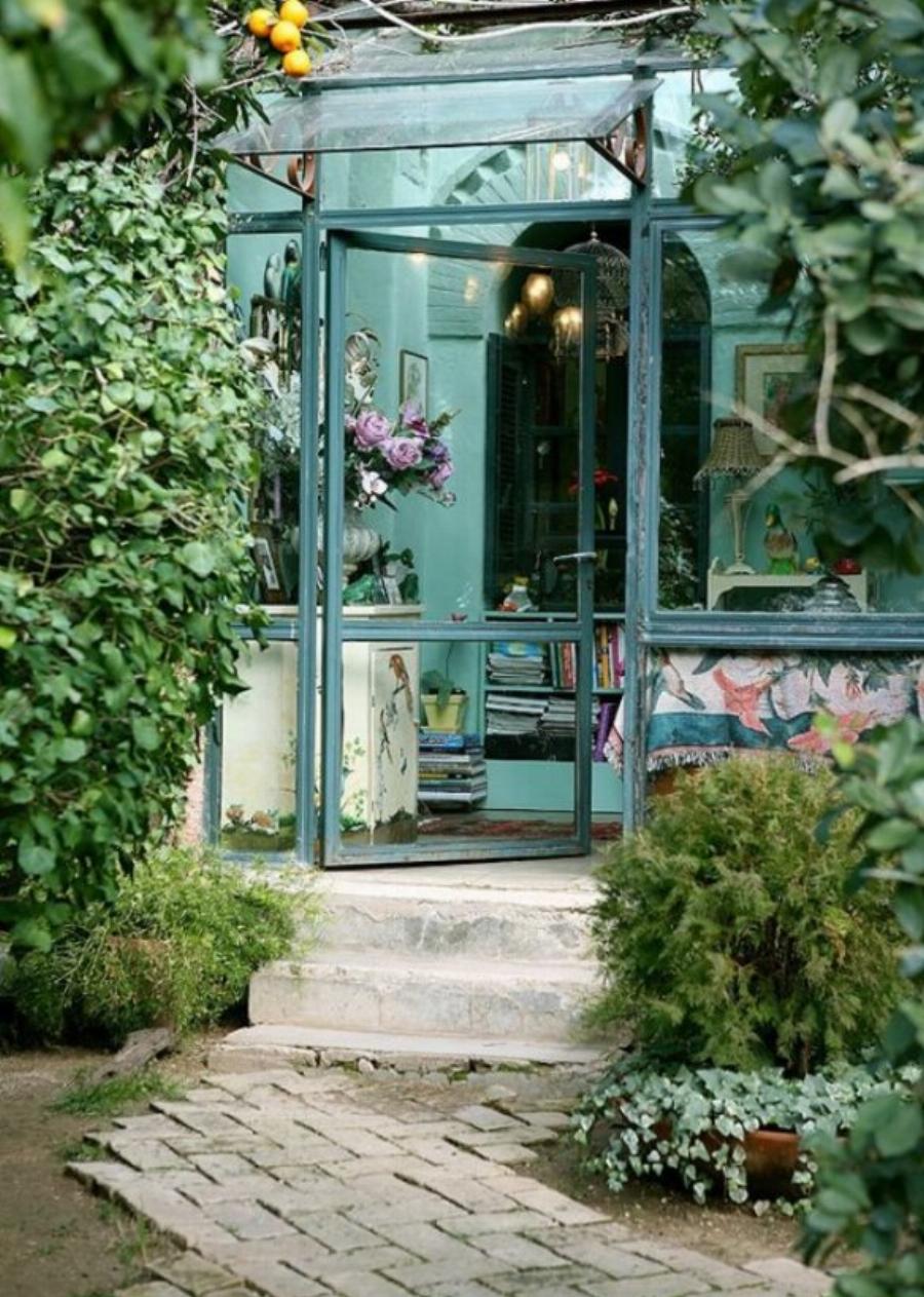 «Μικρό σπίτι στο λιβάδι»: Το απίθανο σπίτι που είναι κρυμμένο στην Αθήνα και το εσωτερικό του θυμίζει παραμύθι