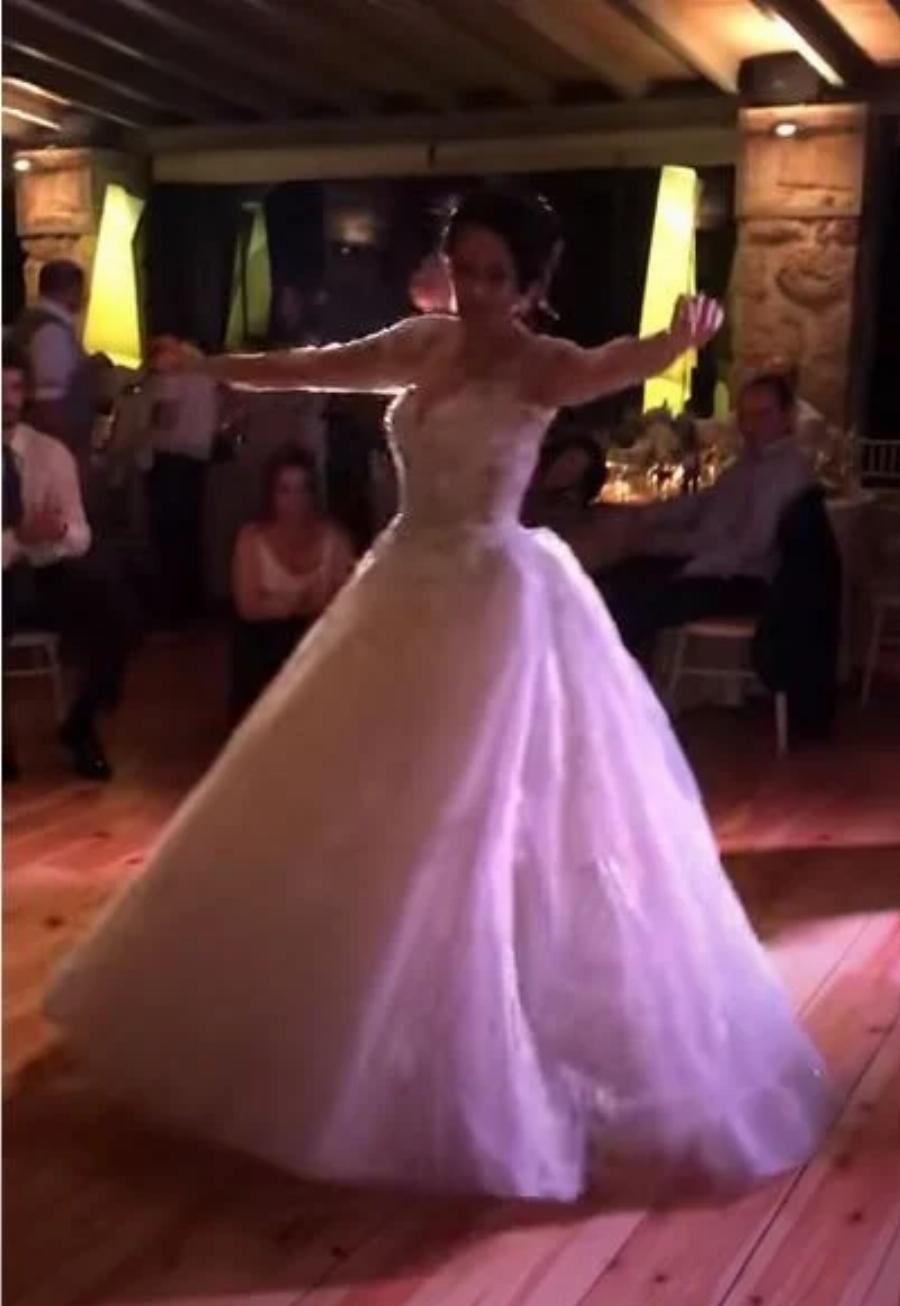 Ο γαμπρός χειροκροτεί πεσμένος στα γόνατα: Το ζεϊμπέκικο της νύφης στο γάμο της εντυπωσίασε τους καλεσμένους