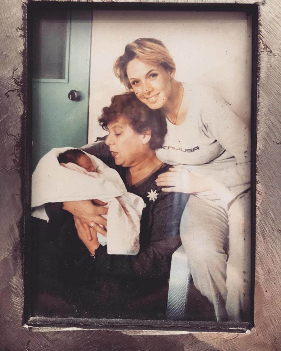 Εβελίνα Παπούλια: Γιαγιά, μαμά και κόρη όλες μαζί σε μία αγκαλιά – Η τρυφερή φωτογραφία με τις τρεις γενεές σε ένα κάδρο