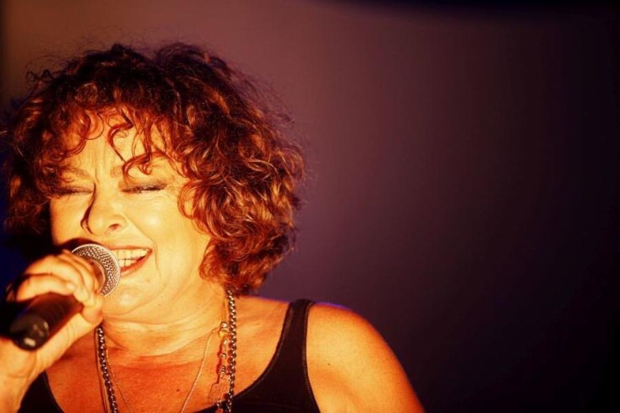 «Μαμά Γερνάω»: Η ιστορία ενός υπέροχου τραγουδιού της Τάνιας Τσανακλίδου