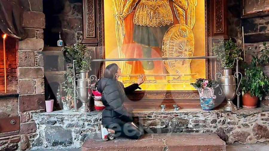 Η αλήθεια για το τέταρτο παιδί: Γονατιστή στον Ταξιάρχη με τον Θέμη Σοφό η Σταματίνα Τσιμτσιλή