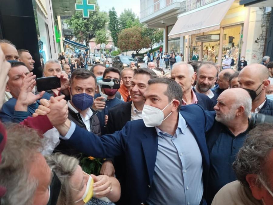 «Αλέξη γερά να φύγει η Δεξιά»: Υποδοχή ήρωα στον Αλέξη Τσίπρα στο Αγρίνιο