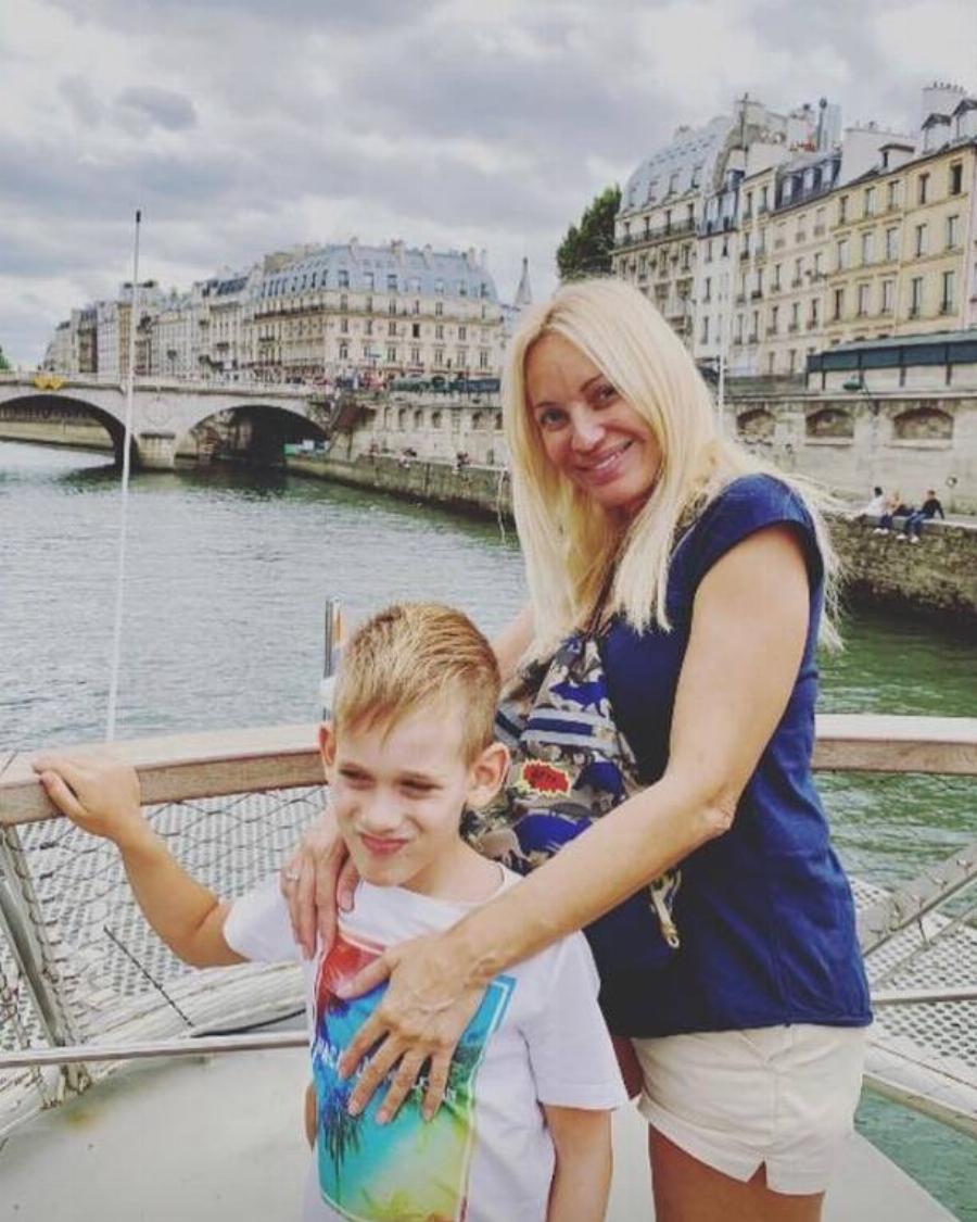 Τζένη Ιωακειμίδου: H νέα ζωή στην Αμερική με τα παιδιά της, η ξαφνική επιτυχία και η εγκατάλειψη της καριέρας της