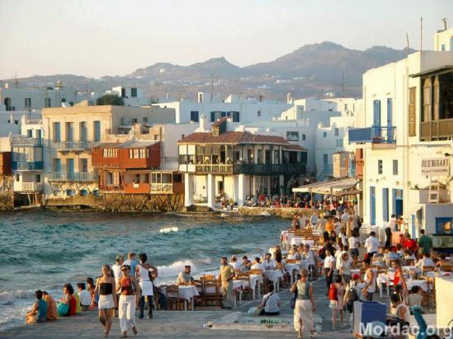 Εκτός ελέγχου η κατάσταση στη Μύκονο: Τόσα θα πληρώσετε για καφέ, νερό και σουβλάκια