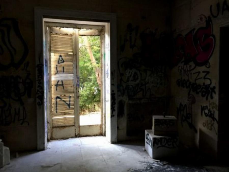 Βίλα Αλέξανδρου Ιόλα: Τα έργα αμύθητης αξίας, οι δηλώσεις που τον διέλυσαν, το παλάτι που βούλιαξε μαζί με τον ίδιο και η άθλια εικόνα του σήμερα