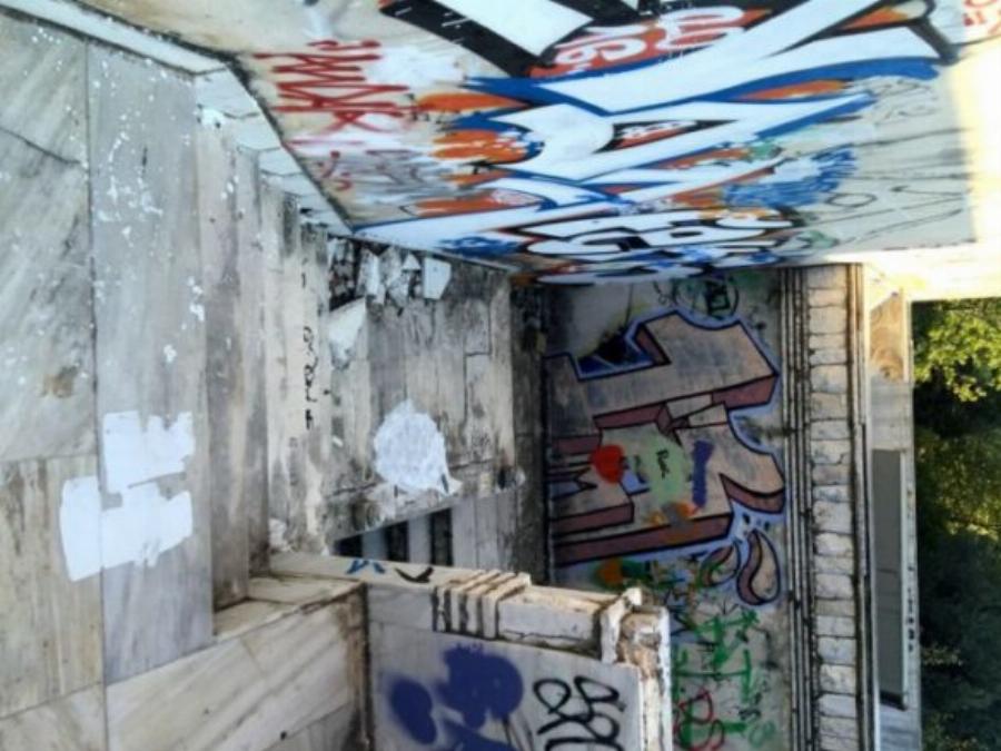 Βίλα Αλέξανδρου Ιόλα: Τα έργα αμύθητης αξίας, οι δηλώσεις που τον διέλυσαν, το παλάτι που βούλιαξε μαζί με τον ίδιο και η άθλια εικόνα του σήμερα