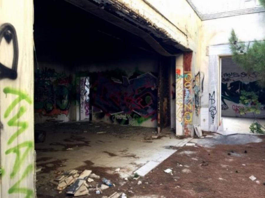 Βίλα Αλέξανδρου Ιόλα: Τα έργα αμύθητης αξίας, οι δηλώσεις που τον διέλυσαν, το παλάτι που βούλιαξε μαζί με τον ίδιο και η άθλια εικόνα του σήμερα