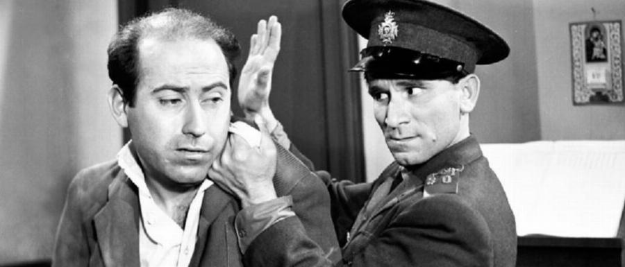 Θανάσης Βέγγος: Τα παιδικά χρόνια στη Μακρόνησο, οι επικές ατάκες, η εταιρεία παραγωγής, η πτώχευση και το άδοξο τέλος