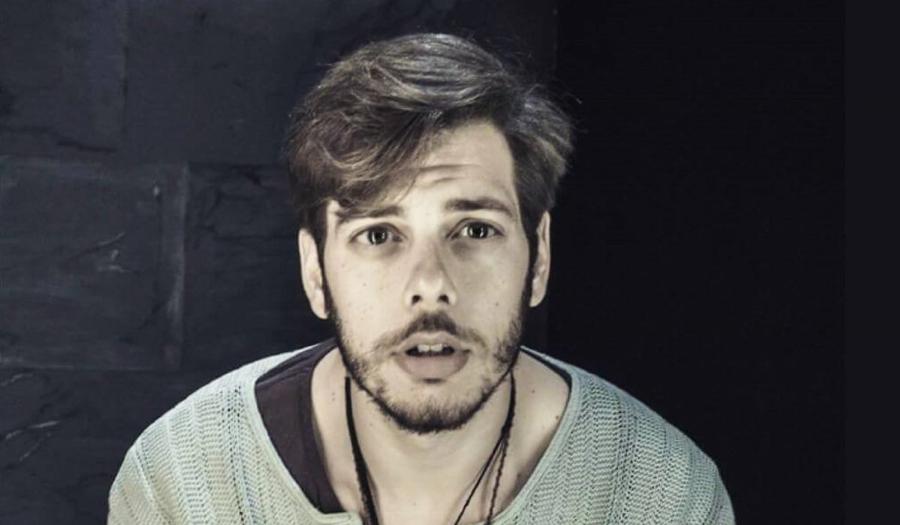 Αλέξανδρος Πέρρος: Η επιλόχειος κατάθλιψη της μητέρας του, το μπούλινγκ στο σχολείο, οι έρωτες της ζωής του και οι άνδρες παλιάς κοπής