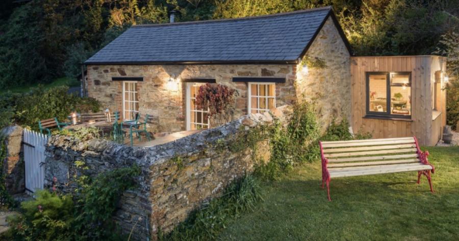 Ονειρεμένο σπίτι μέσα στα δέντρα: Εντυπωσιάζει τους πάντες με το εσωτερικό του