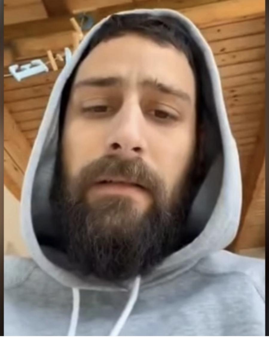 Κακοποίηση ζώου: Ο 30χρονος πέρα από την γάτα που κλώτσησε, είχε βάψει τον σκύλο του στα χρώματα της ομάδας του